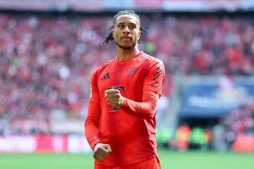 拜仁跌跌撞撞，失误连连，混乱不堪，支离破碎，连续超过五脚的传接球几乎没有，甚至超