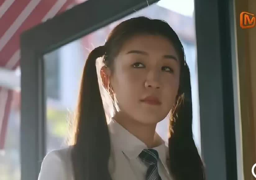 陈梦相亲去啦。哈哈，综艺节目中陈梦学生打扮。扎了两个高高的马尾，去和男嘉宾赴