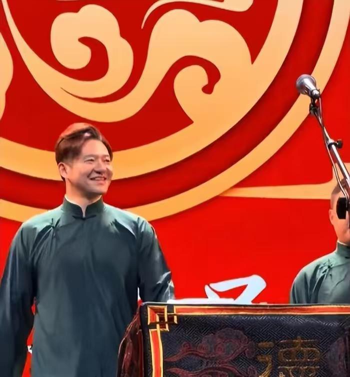 德云社封箱惊现“天女散钱”！秦霄贤撒人民币引爆争议，郭德纲改革仪式暗藏野心】