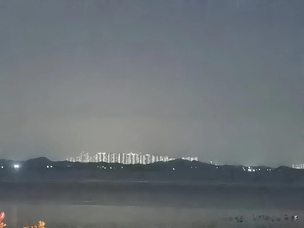 以前深圳人都向往香港，如今却反过来，香港人都铺天盖地的涌向深圳，北上消费，五