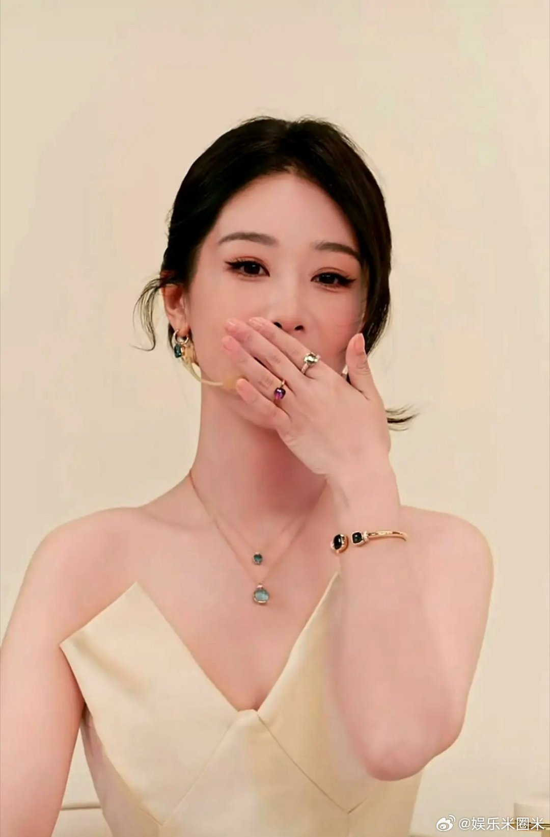 杨紫最近出席活动，妆造明明美得让人眼前一亮，整场下来却一直在用手遮挡脸部，说话都