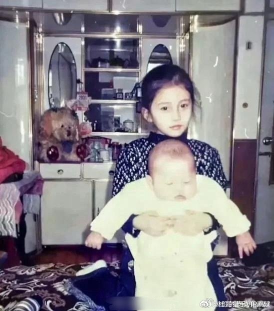 从照片的对比来说，姐姐确实是有点长残了
