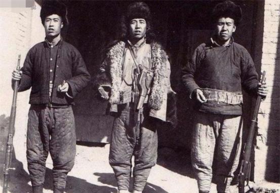 1951年，广西一名土匪被判死刑，然而就在被枪决前，他竟拿出一小瓶药水交给了监狱