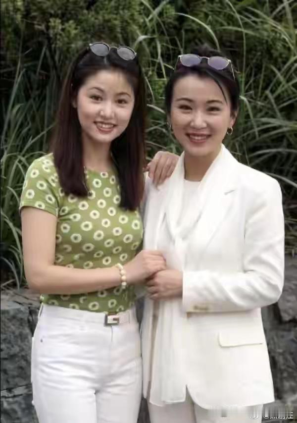 1997年，21岁的林心如与29岁的萧蔷剧外合影，两位美女青涩美丽！