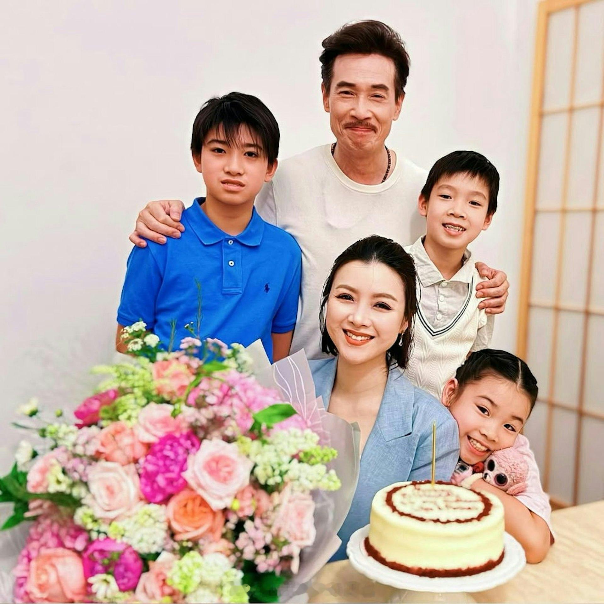 陈豪韩国被偶遇样貌回春，和网友合照的举动尽显超强亲和力：本人挺帅气现年55岁的视