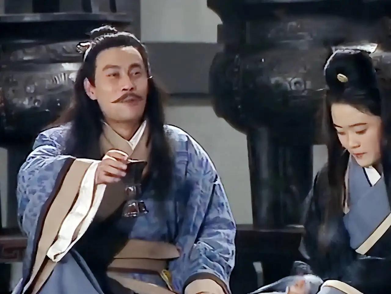 公元前605年，楚庄王宴请文武百官，百官正喝得尽兴时，灯火突然间熄灭，宴会场顿时