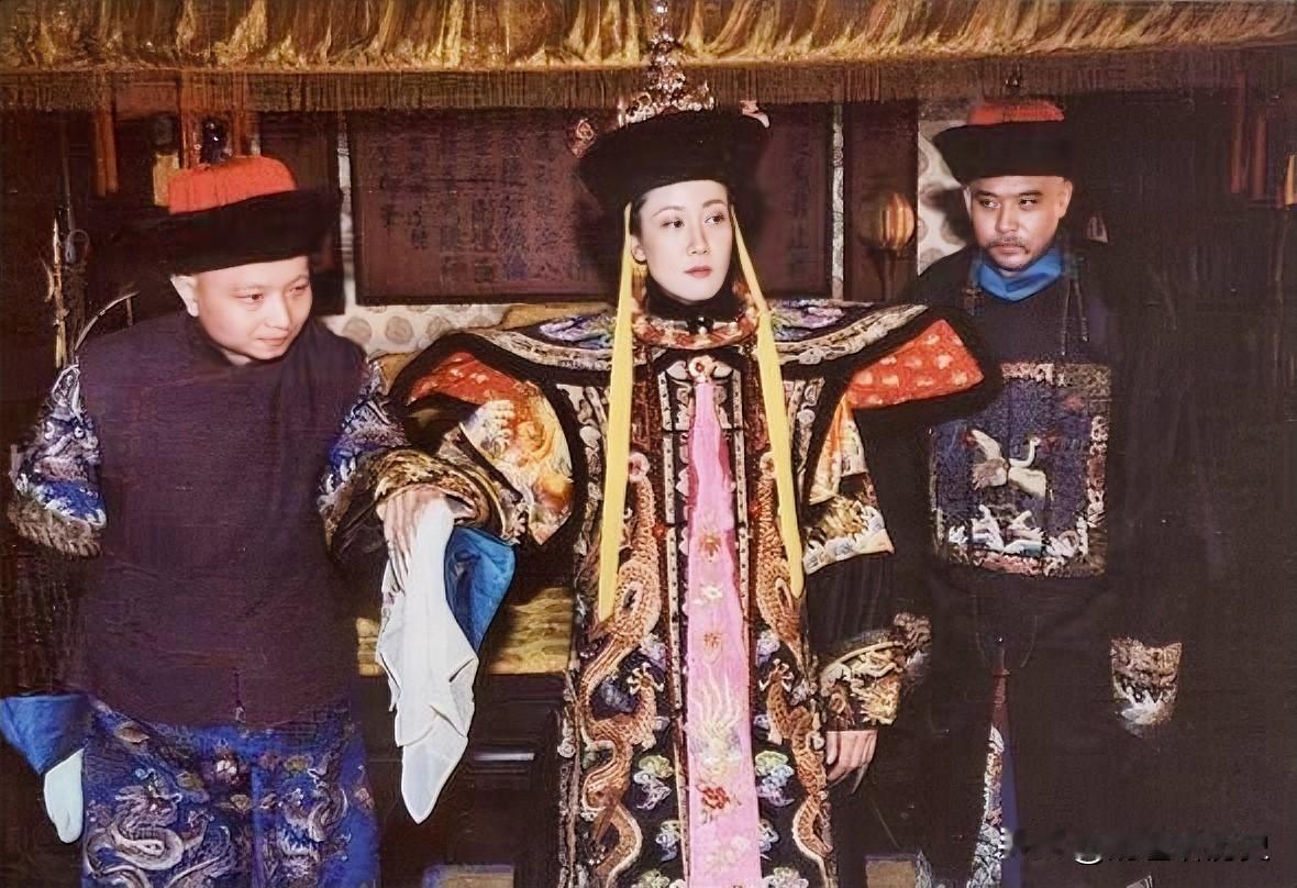 清朝在1911年本来还有一个自救的机会的，结果搞了个皇族内阁，彻底把立宪派和社会