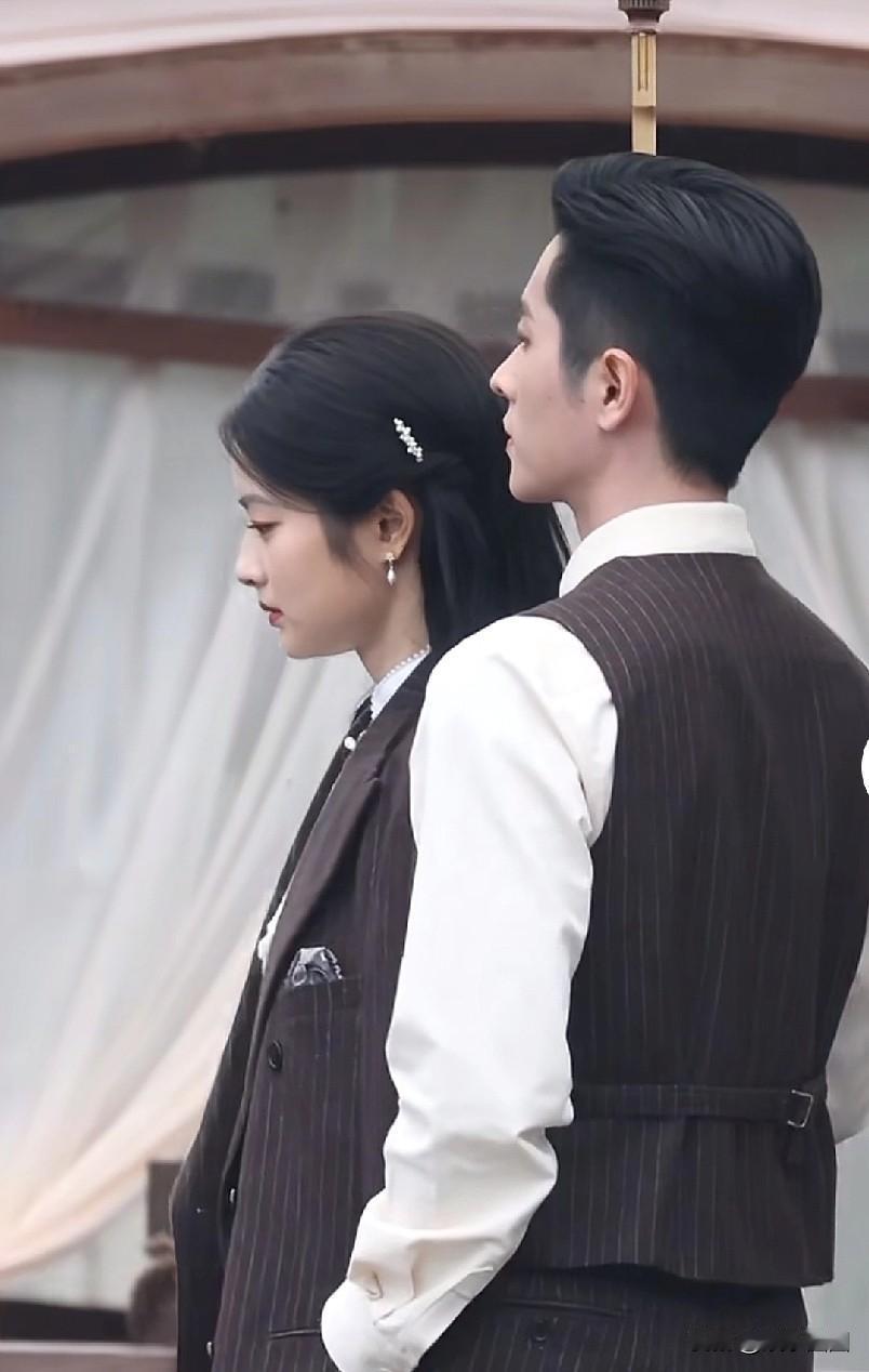 最近民国新剧《玉簟秋》开机即爆，3小时播放量破1300万，热搜直接冲到第2位。剧