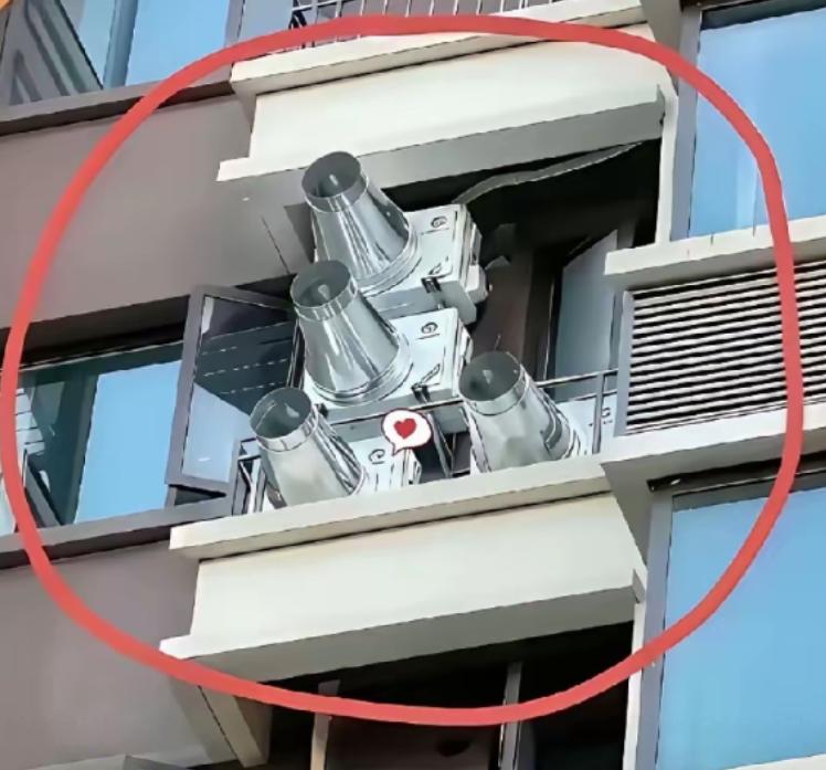 “震惊！”安徽一男子出差回来，屋里闷得慌，顺手推开窗透透气。可眼神一扫对面楼，外