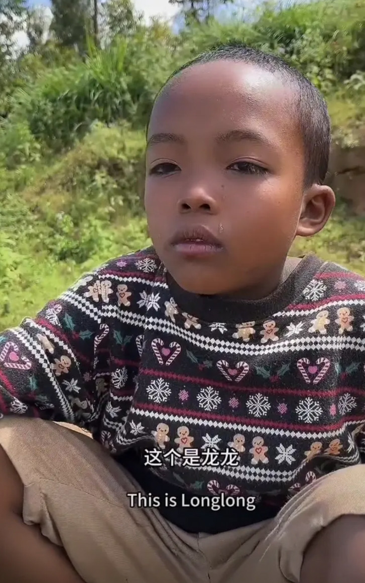 这个是龙龙，目前生活在非洲的乡村，爸爸是中国的工程师。这个是龙龙的妈妈，目前生活
