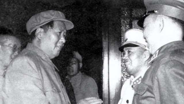 1973年，毛主席一声令下，八大军区司令员对调，当大会人员念到许世友的名字时，他