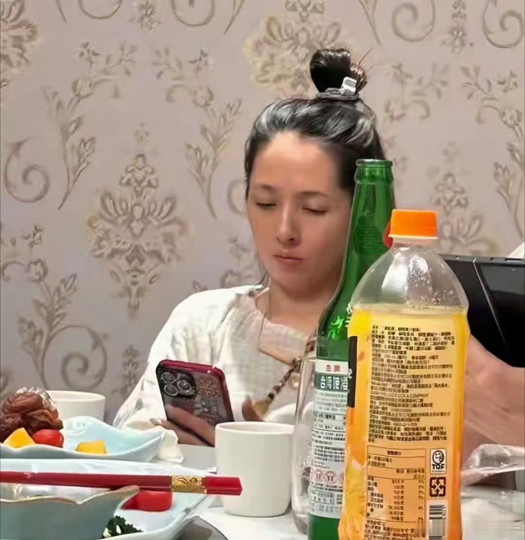 向佐又去台北陪岳父！郭碧婷素颜下巴后缩更像向太，娘家妹夫都在