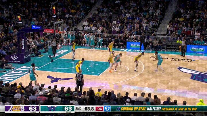 湖人超级后卫里弗斯实在是太狂了！在今天湖人客场挑战黄蜂的比赛中，当时比赛进行到了