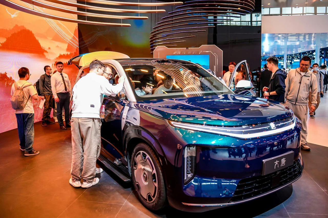 王传福也没想到大唐EV上市之后会这么多人看！这种D级SUV市场需求还是非常大的，