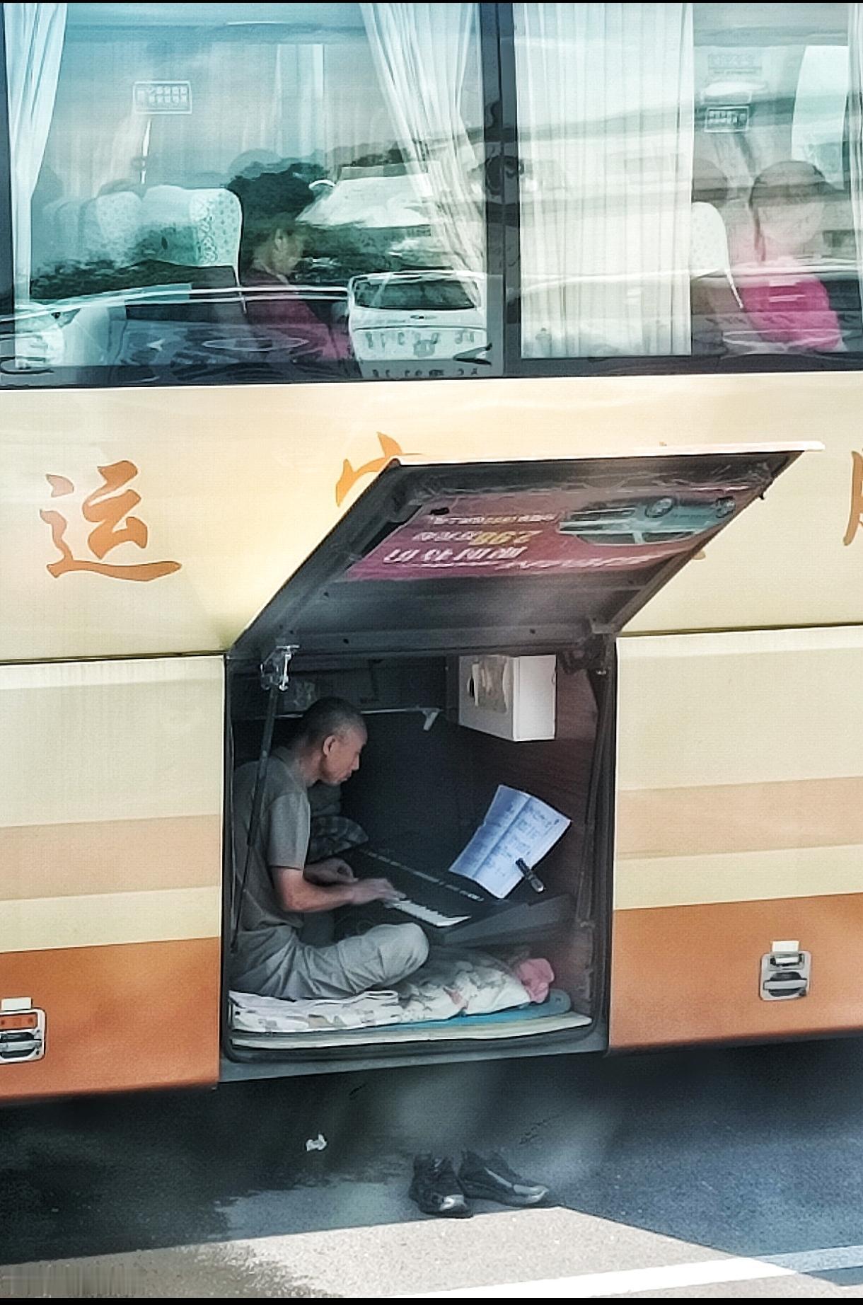 外面是生活，里面是朝阳。这不是乘客，是一位有情怀的司机，狭窄的空间放了钢琴，等乘