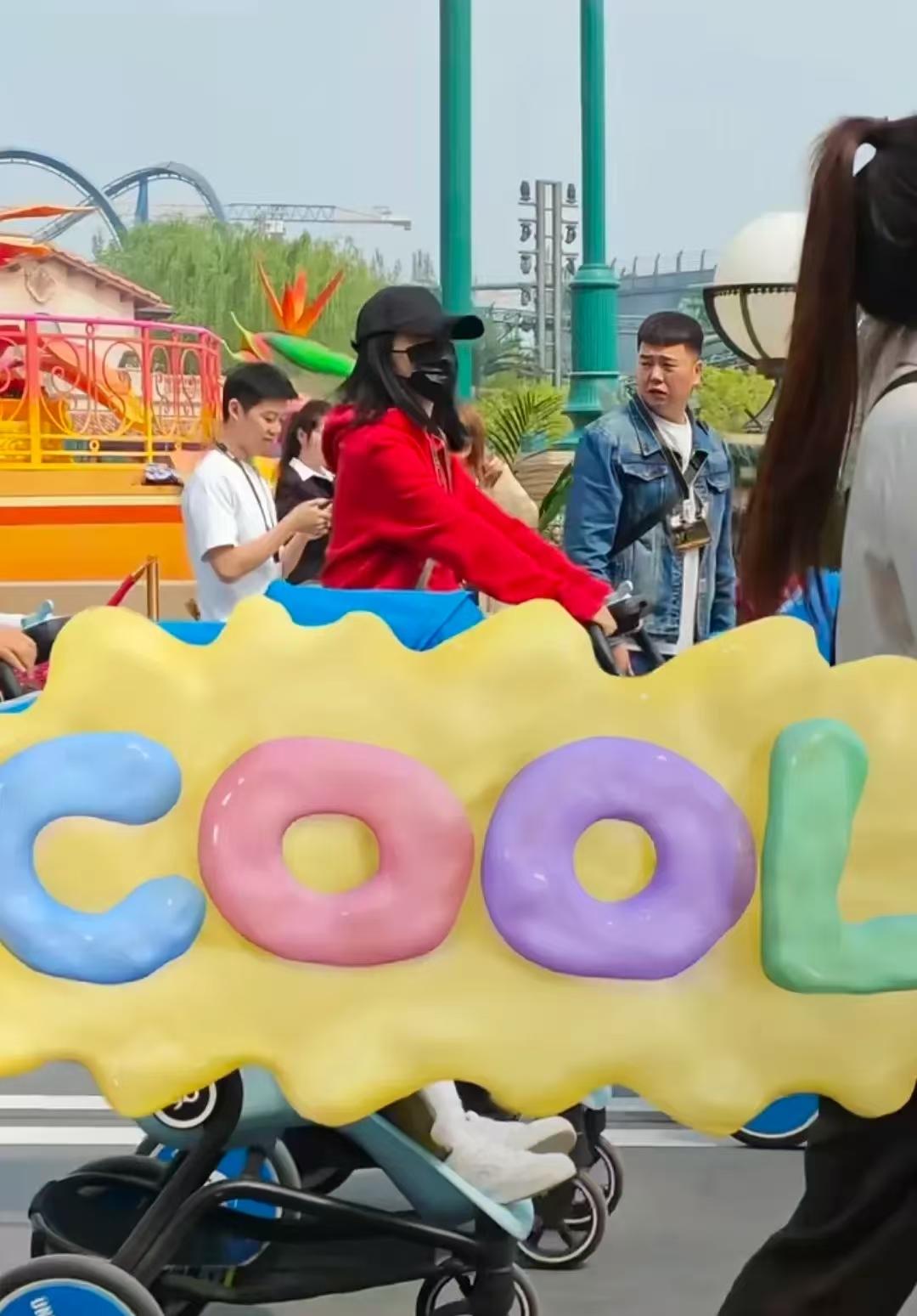 谢娜，冲上热搜！4月15日，44岁谢娜独自带三个女儿游北京环球影城，照片刷屏