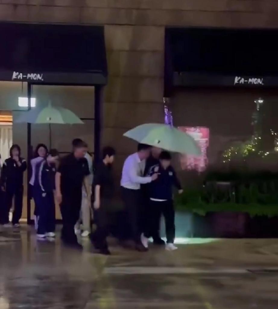 不愧是孙颖莎，出行排面就是大！孙颖莎由室内走到户外准备去吃晚餐。今晚的新加坡当地