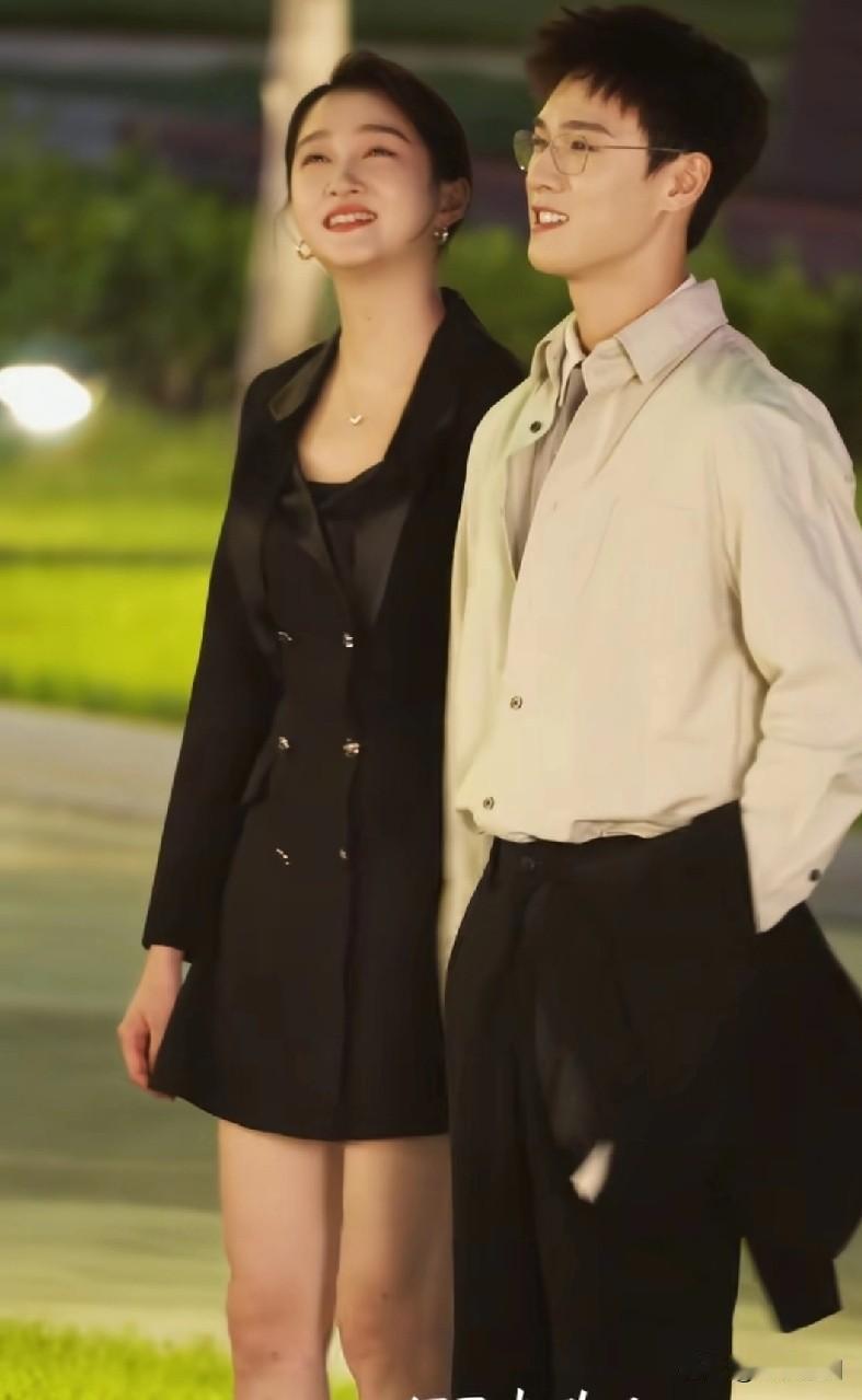 李昀锐1996年8月24日出生出身体制内家庭，身高182cm毕业于全国排名