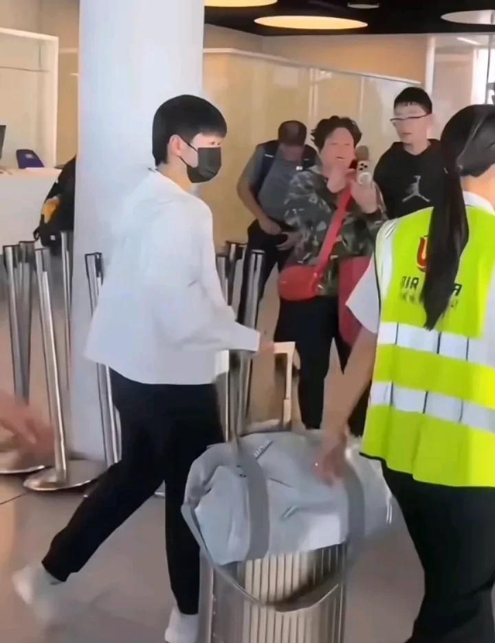 莎莎启程回国啦！起落平安！当地时间8.25下午，莎莎启程回国。在机场依旧有很多球
