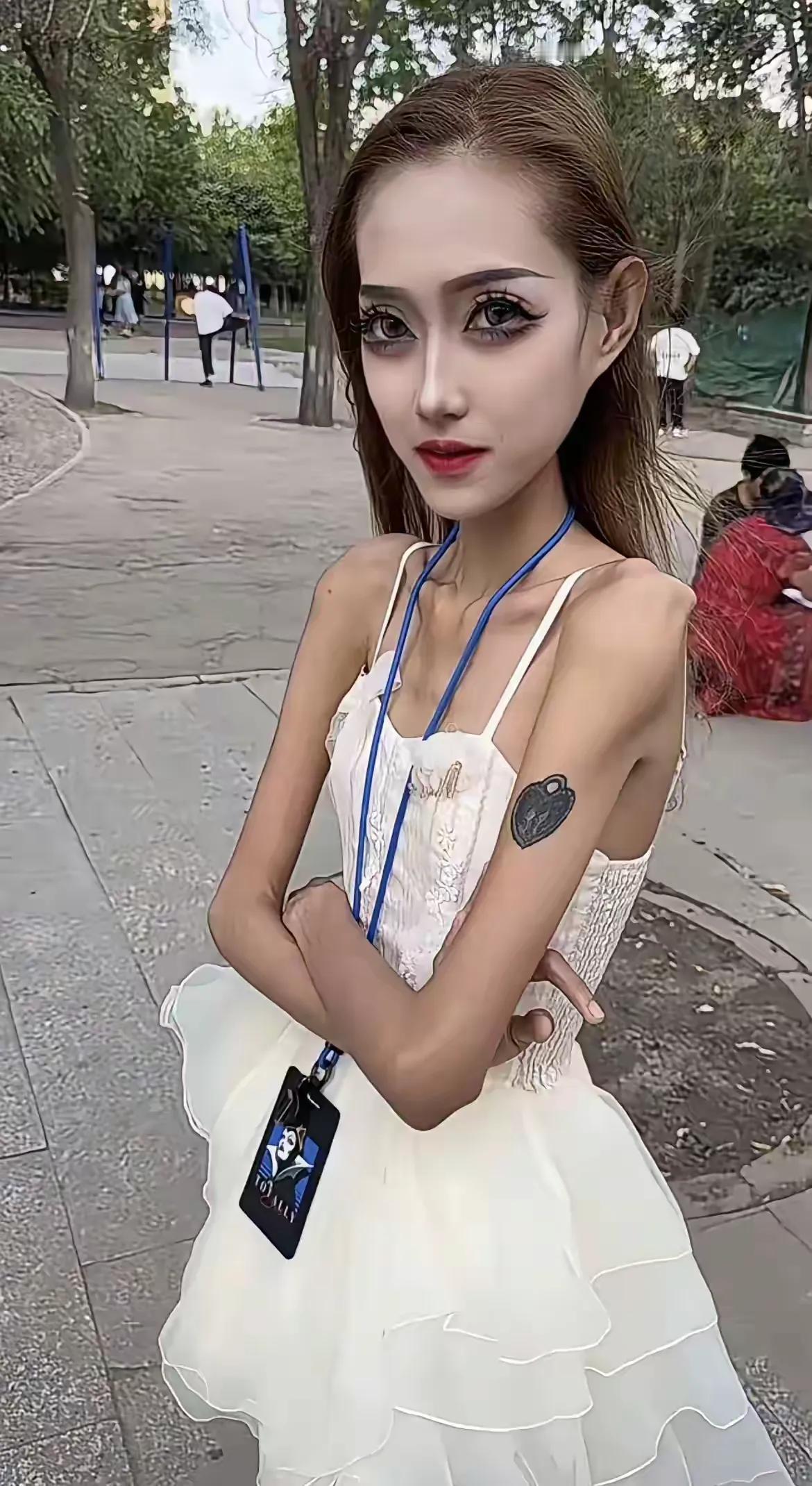 这绝对是狠人！她能凭一己之力把自己折腾成“木乃伊”和“白骨精”！这得需要多大的勇