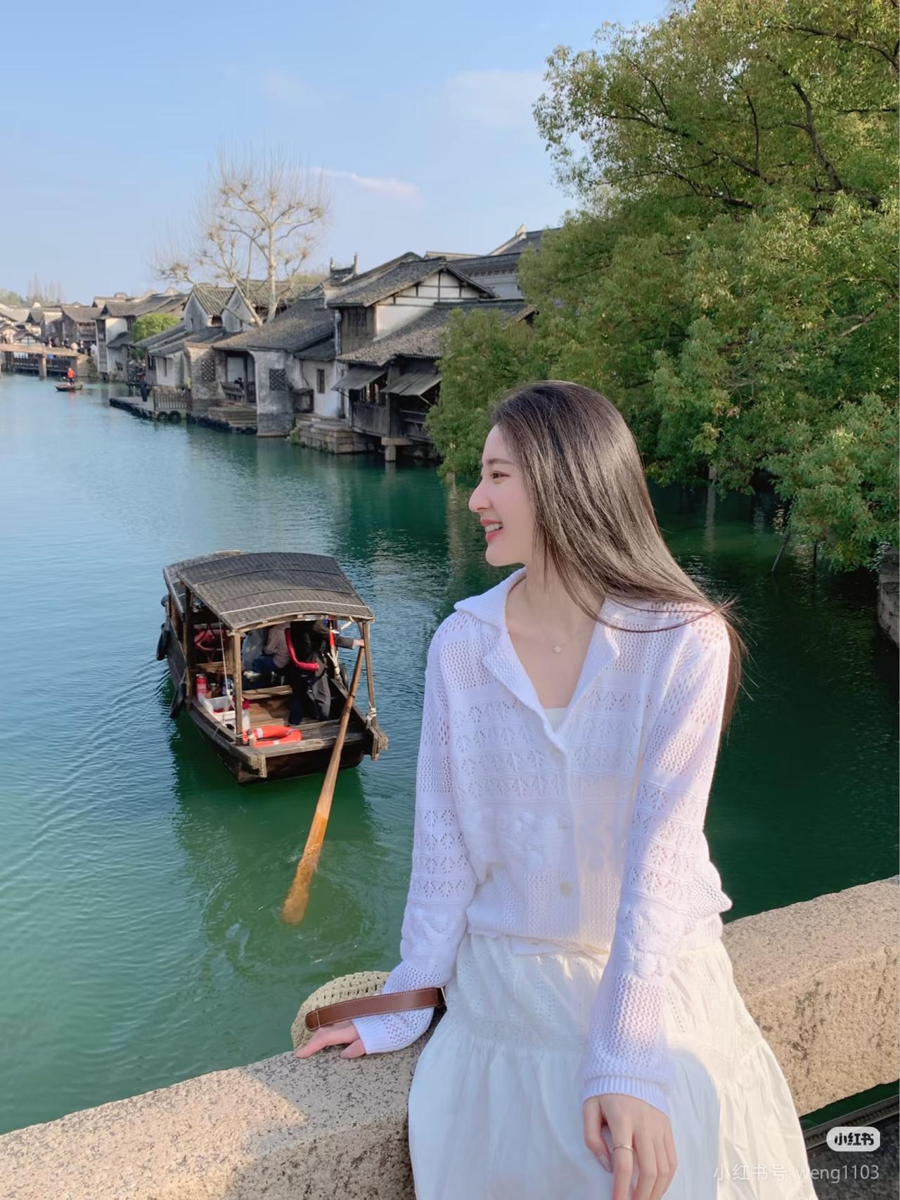 在古风小镇的河畔，感受宁静与美好。