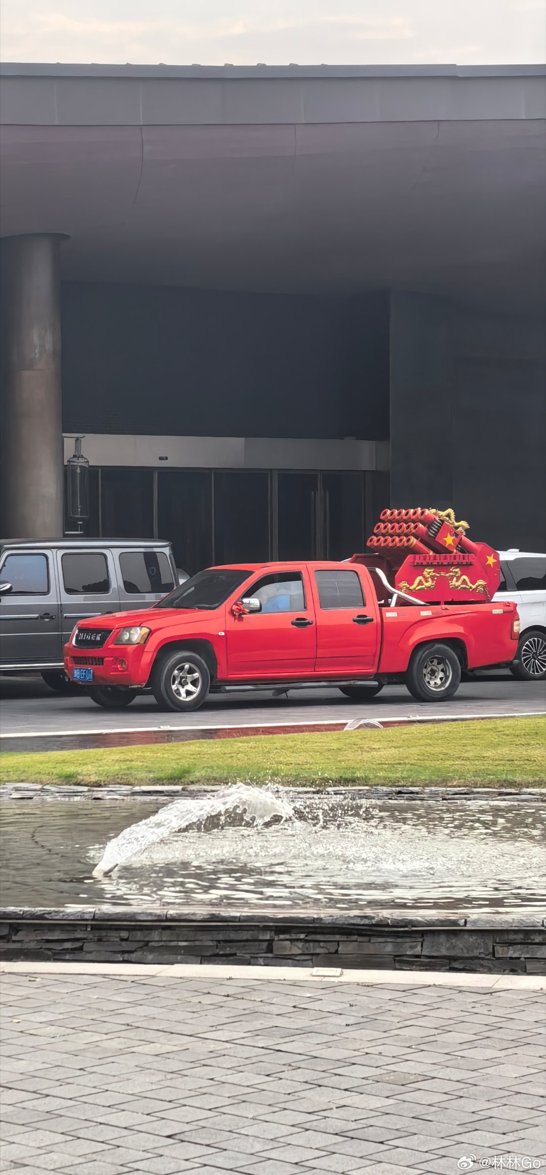 遇到结婚的车队，这个手搓的礼花发射车太帅了。声光雾都是电子的，符合环保标准。喜庆