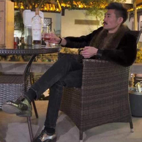 三年前，网友扒出阿四发的豪车名表照片，全是“借景”拍的。劳斯莱斯是租的，百达翡