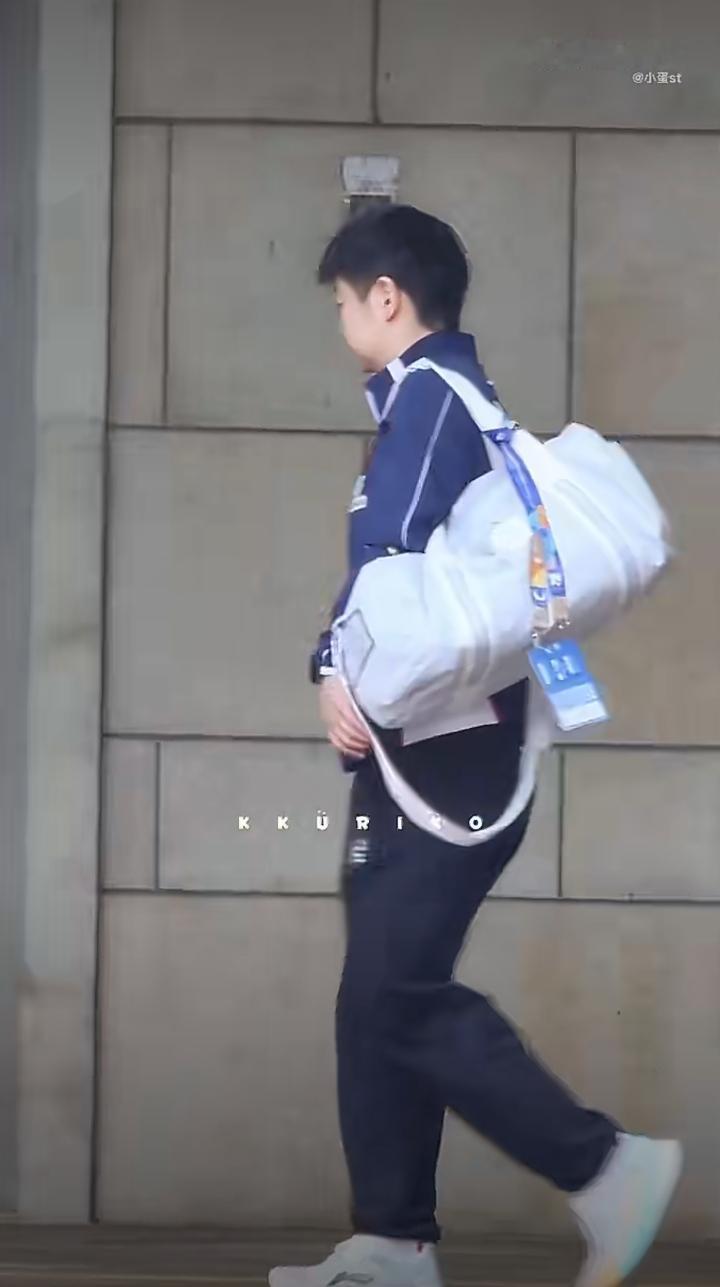 孙颖莎🇨🇳开始赛前训练了[加油]！莎莎上午十一点有比赛，这就和伙伴们一起出