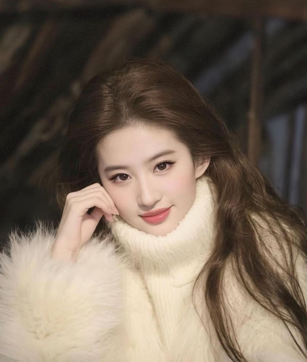 刘大锤爆料刘亦菲感情状况狗仔一直蹲守发现刘亦菲自打跟宋承宪分手之后，无论是逛