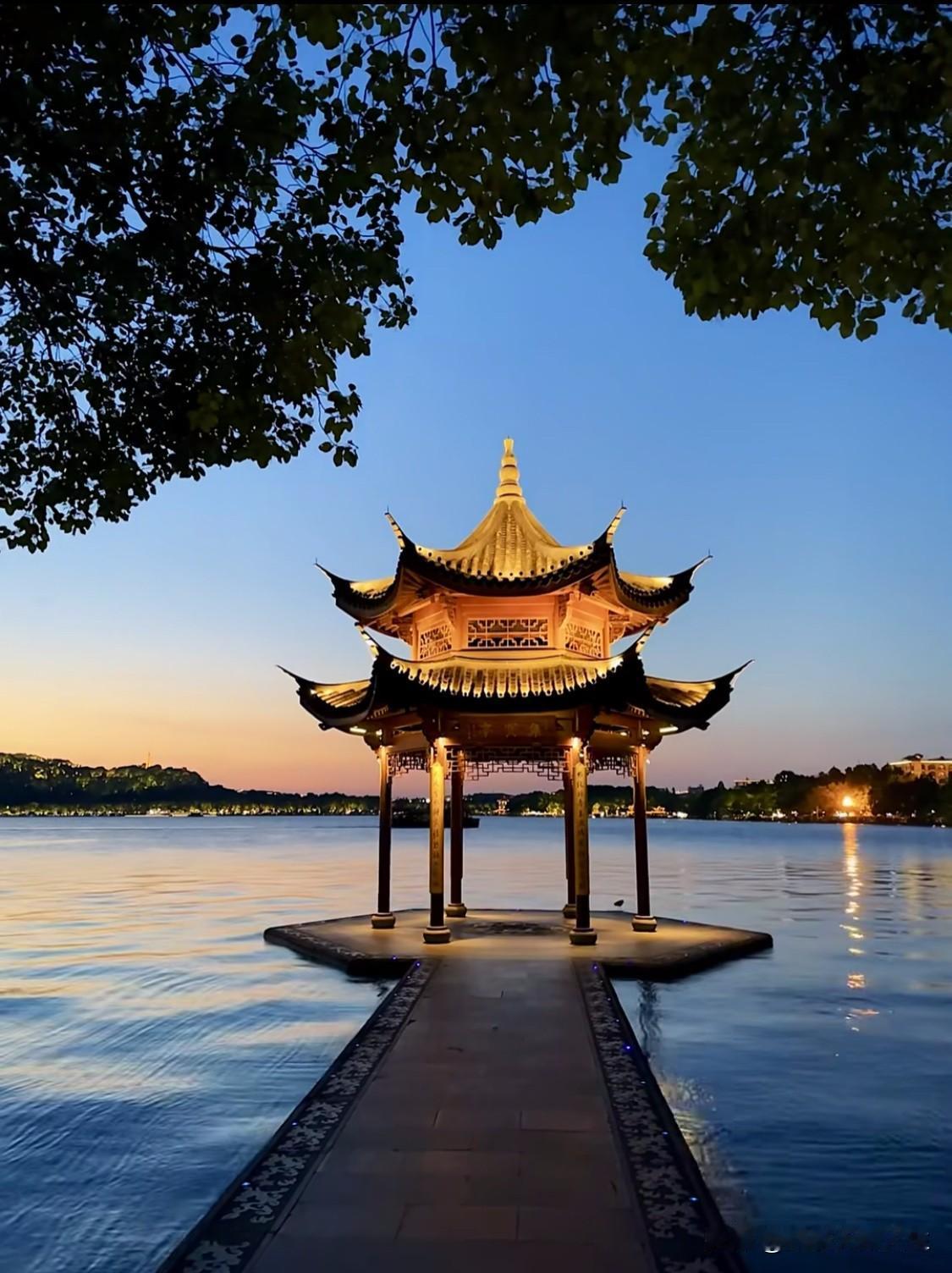 一位营养师提醒说：“只要塑料接触到油，就会释放塑化剂。要是去超市买肉，肉从塑料