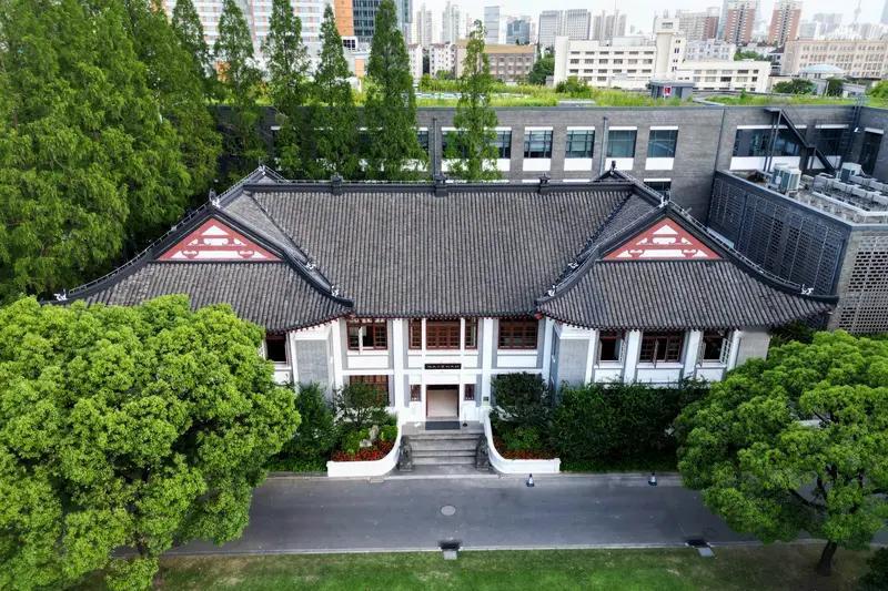 最近，上海复旦大学人体科学馆发生了一件超暖心的事儿。7岁女孩小满参观时，不小心摔