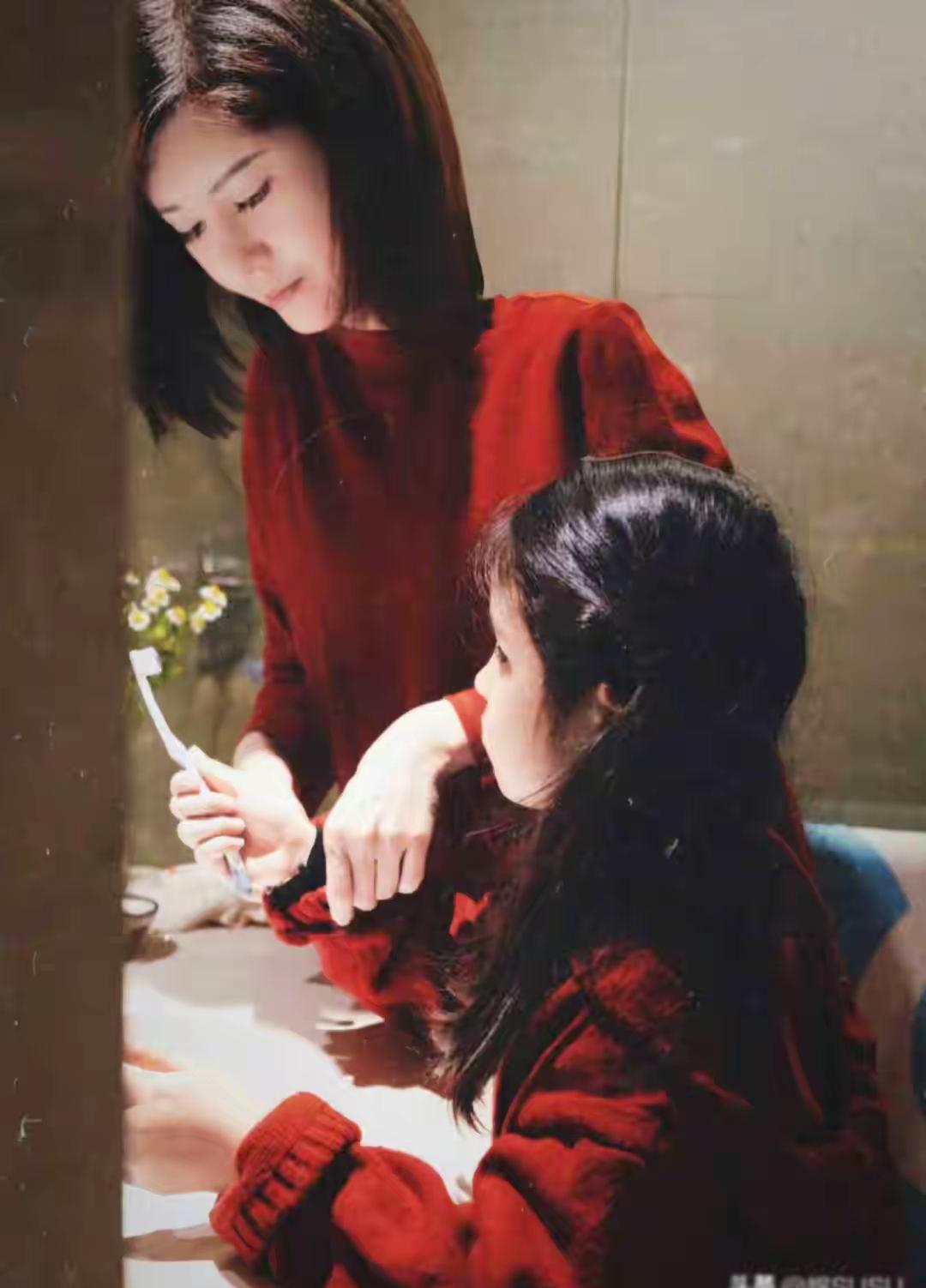 47岁未婚未育，阔太们至今防她如防贼？曾经凤凰卫视的当家花旦，怎么就把一手王炸