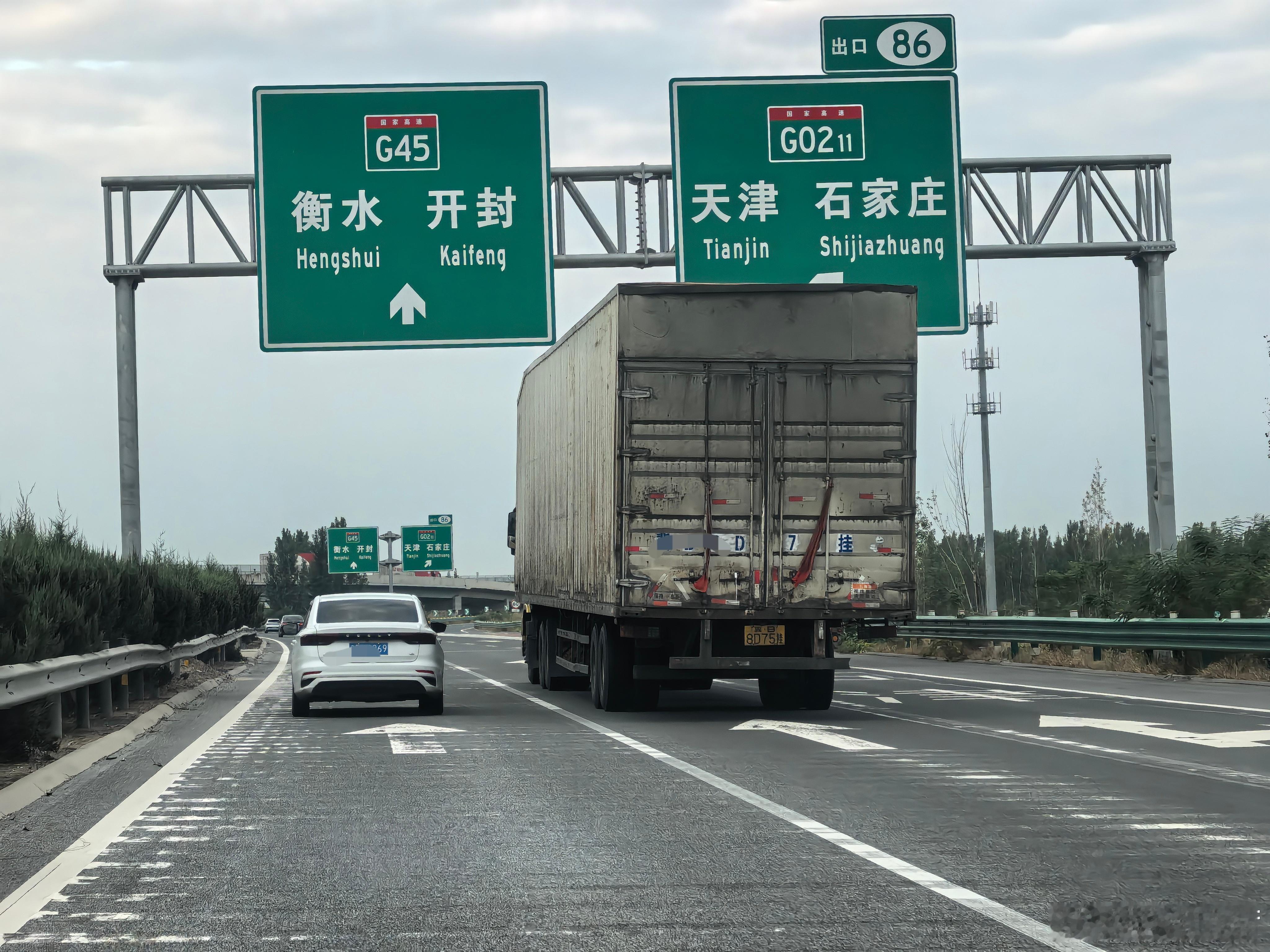 用布条解决车牌尘土遮盖的人，真是个聪明人。十一​​​