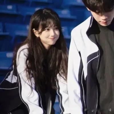 儿子高二谈恋爱。有一次，我在半路遇到他从学校回来，他扭扭捏捏在后边低头走，有一