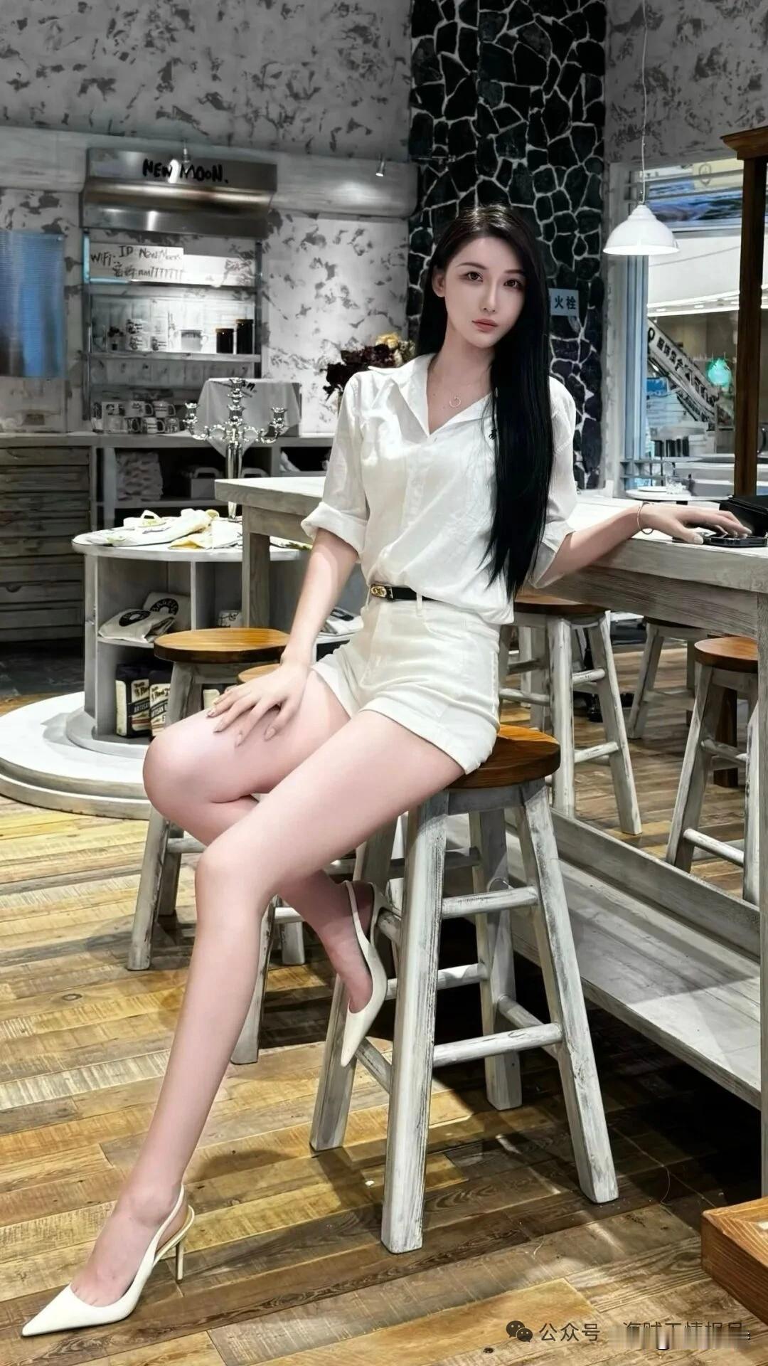 白色衬衫搭配短裤，优雅又时尚，坐在吧台椅上，尽显都市女性魅力。