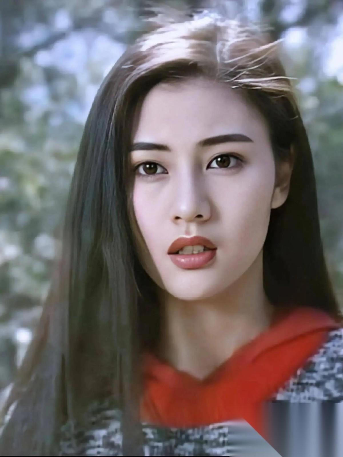 2003年，天上人间的老板覃辉跑到香港去招商，经曾志伟介绍认识了李嘉欣。本来约了