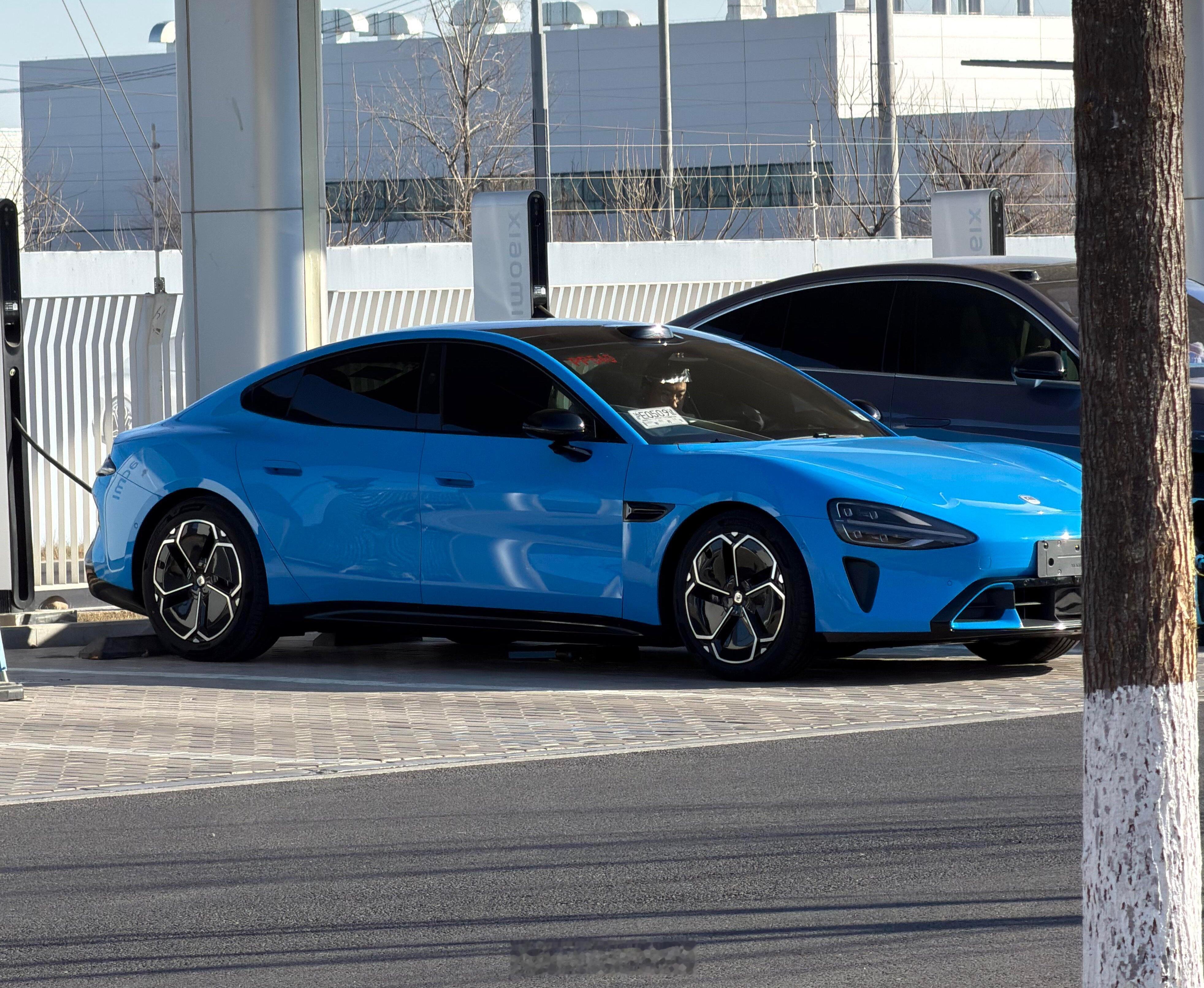 新一代的小米su7卡布里蓝现实更好看，实车比海报好看多了