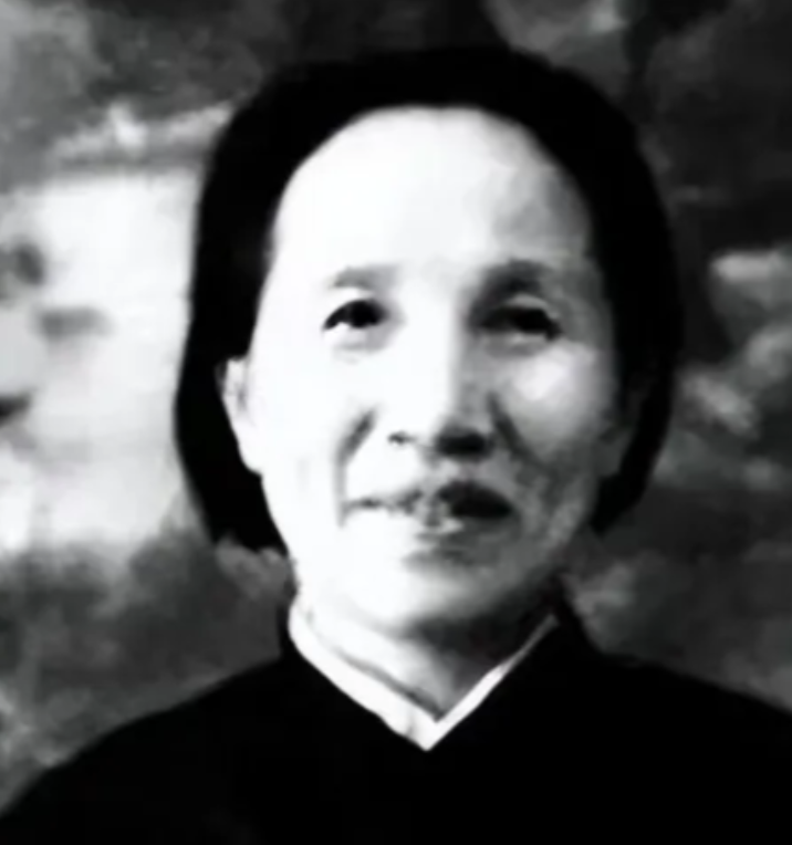 1950年，一名身着简陋的农妇来到北京中南海，要求面见毛主席。门卫正想将她拦下来