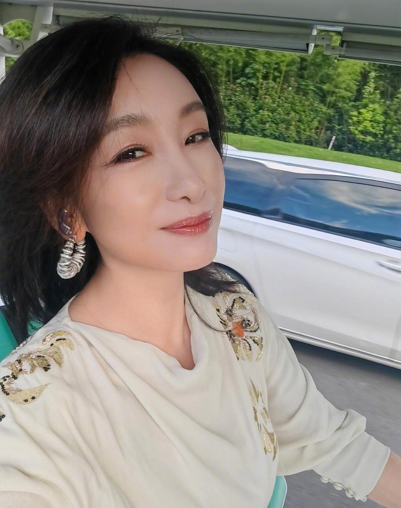 秦海璐自拍来啦……你们觉得哪一张自拍照最美我觉得图一最美淡淡的甜甜的微笑