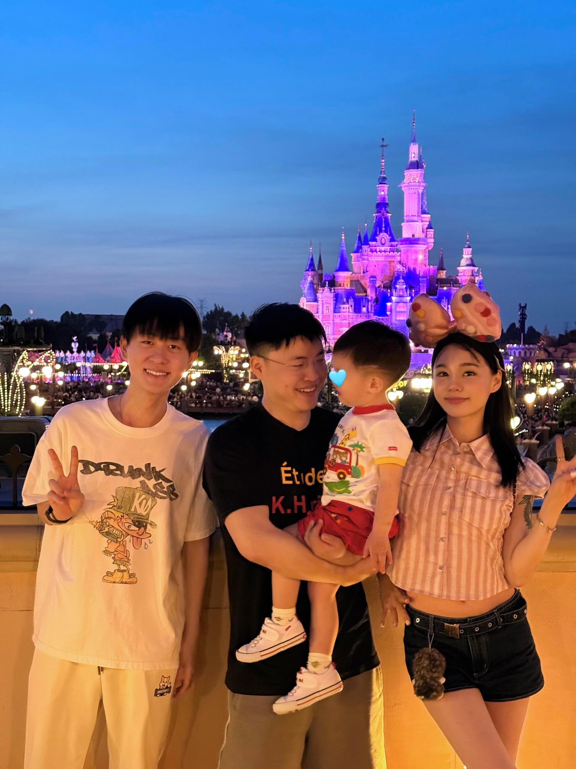 新鲜的森明和Uzi一家人去迪士尼玩啦cr.xhs2025lpl第二赛段竞技游戏英
