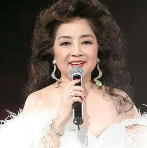 1995年，张爱玲在美国出租屋内去世，尸体一周后才被发现。她一丝不挂地躺在床上，