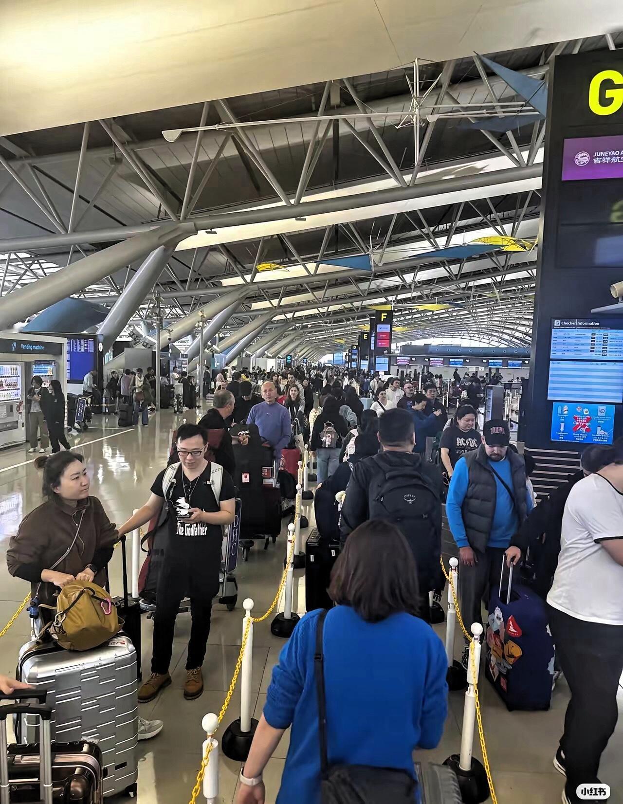 喊着“非日本不去”的朋友们，这波“深度滞留游”算圆梦了？咱实在搞不懂，富士