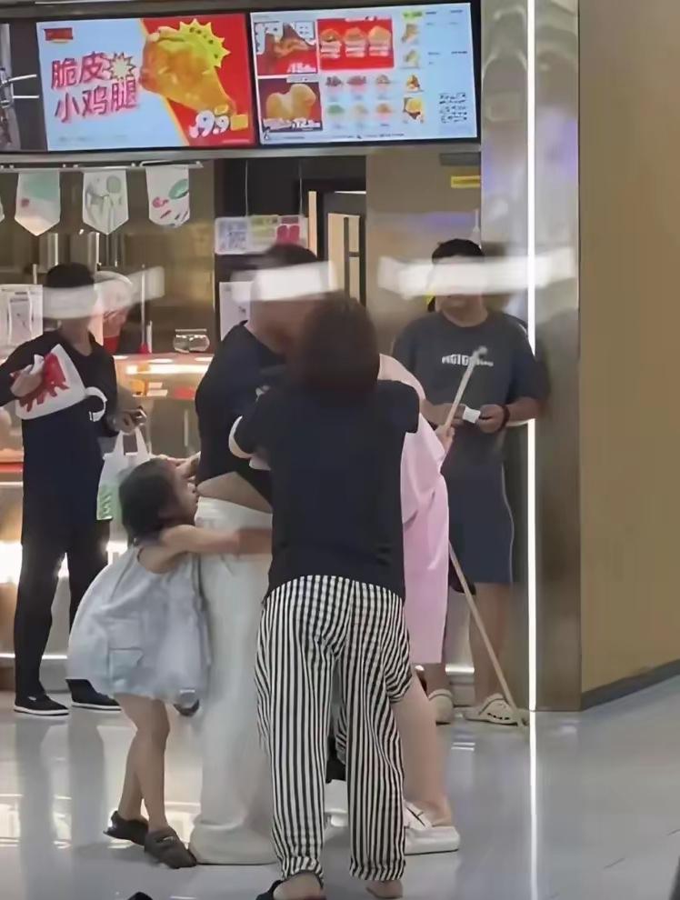 太离谱！5岁女孩和妈妈、小姨逛超市，撞见爸爸和粉衣第三者亲密同行。她在妈妈的授意