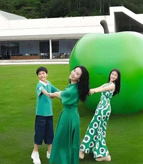 苗圃龙凤胎曝光，女儿似爸儿子像妈，娱乐圈辣妈典范！