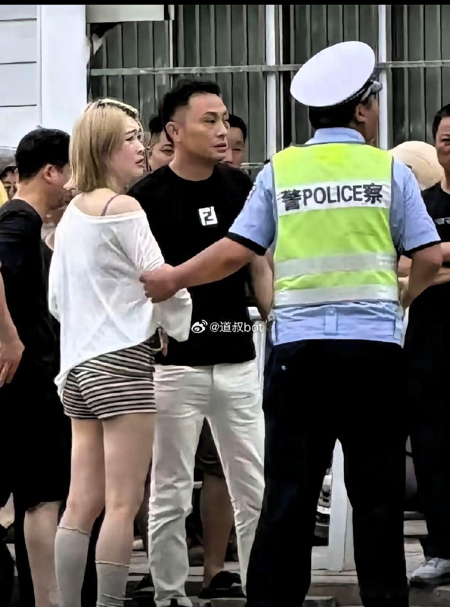 安徽女司机无视法律，肇事司机已被警方强制拘留这是人话吗？死人找保险公司，接孩