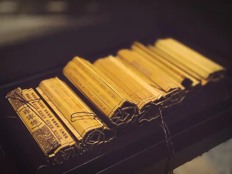 ，邀对下联:？看到“苦读千年史”这个上联，我脑海里第一反应就是对“勤耕万卷书”