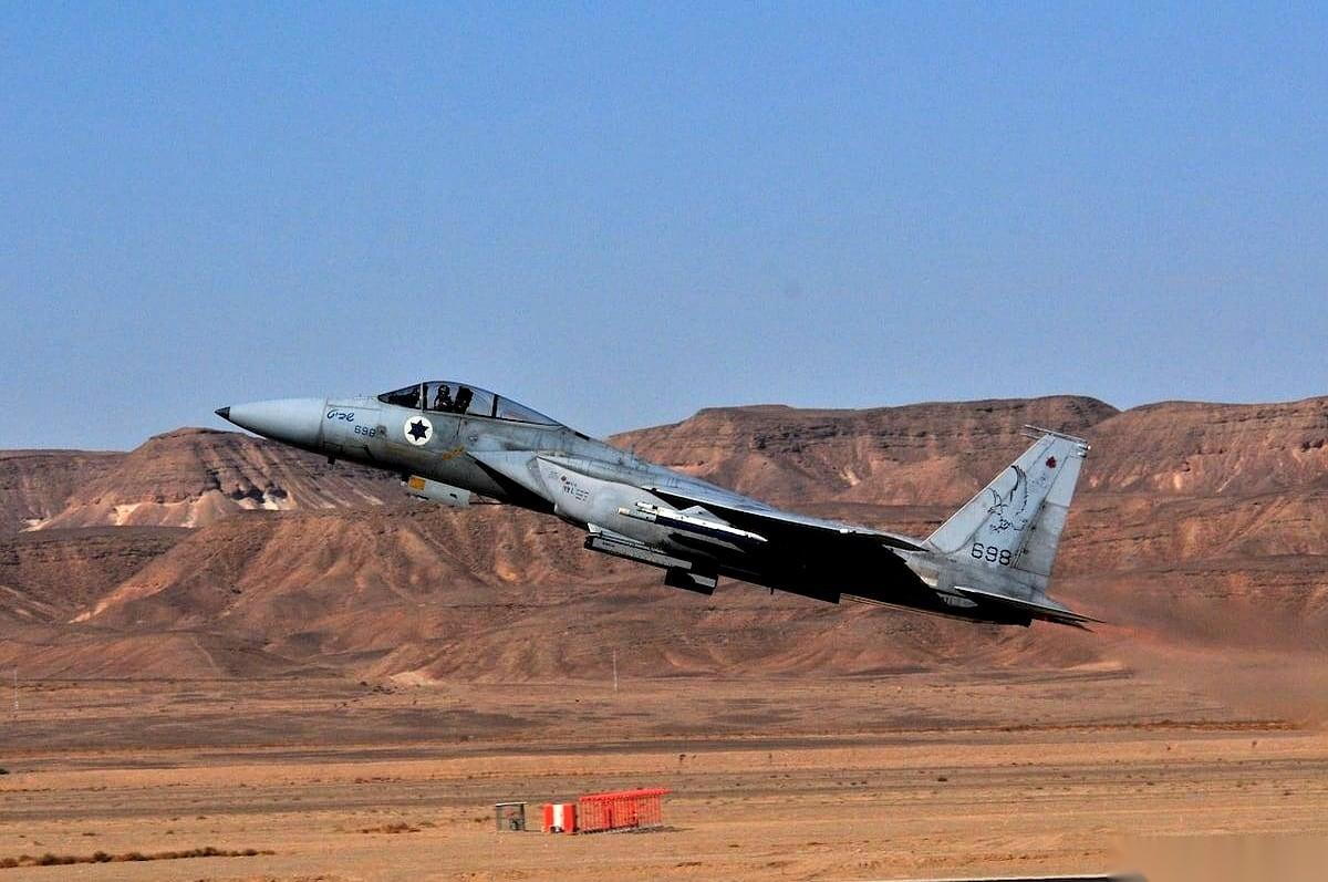 美军在科威特，对着伊朗按下了发射按钮。多枚导弹瞬间升空，雷达屏幕上，光点连成一