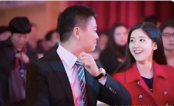 望着刘强东，眼里充满甜蜜爱情与仰幕之情的奶茶妹妹为什么越来越不愿意笑了？难道爱到