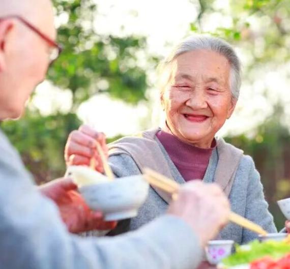 活到多大岁数算长寿？我看到统计数据说，我们这儿80岁以上的老人都快一个亿了（