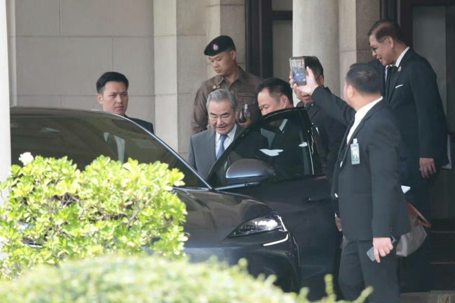 谁能想到泰国高层的画风突变这么快。以前出门都是一长串超豪华车队，燃油豪车开道，结